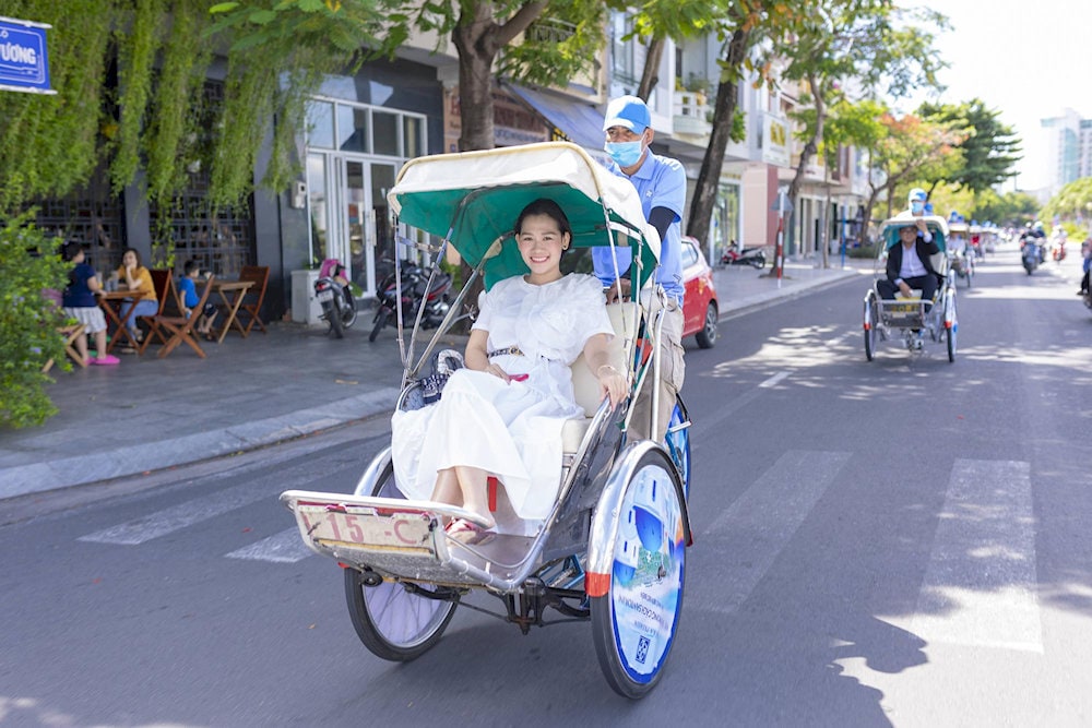Sitting in the front seat, a cyclo ride offers an unobstructed, low-angle view that brings you closer to the vibrant daily life and rich culture of bustling streets